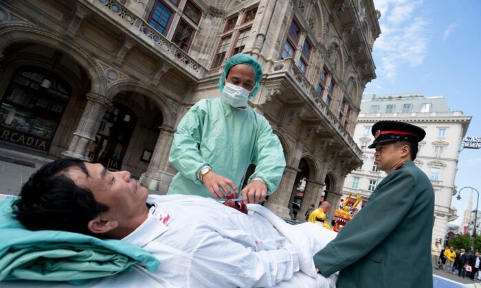 Gần 300 người ủng hộ môn tu luyện Pháp Luân Đại Pháp tuần hành qua trung tâm thành phố Vienna, Áo để phản đối việc mua bán nội tạng người bị đánh cắp từ Trung Quốc sang Áo vào ngày 01/10/2018. (Ảnh: Joe Klamar/AFP qua Getty Images)