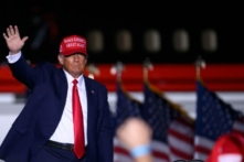 Cựu Tổng thống Donald Trump đến tham dự cuộc vận động “Save America” trước cuộc bầu cử giữa kỳ tại Phi Trường khu vực Arnold Palmer ở Latrobe, Pennsylvania, vào ngày 05/11/2022. (Ảnh: Angela Weiss/AFP qua Getty Images)