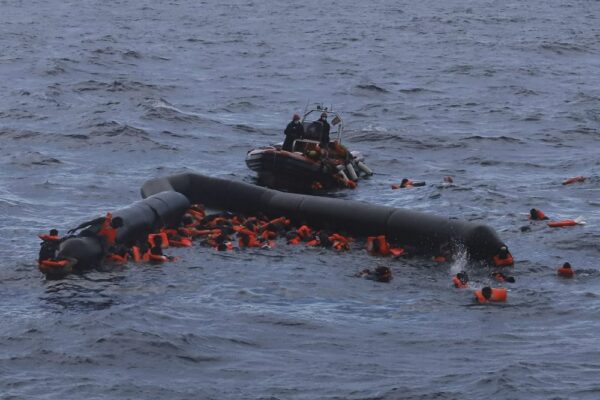 Người nhập cư bất hợp pháp đã được các thành viên của tổ chức phi chính phủ Proactiva Open Arms của Tây Ban Nha giải cứu sau khi rời Libya để cố gắng đến được châu Âu trên một chiếc thuyền cao su chật cứng người ở Biển Địa Trung Hải, vào ngày 24/12/2020. (Ảnh: AP Photo/Sergi Camara)