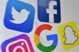 Một bức ảnh cho thấy logo của Facebook, Twitter, Instagram, Google, và Snapchat. (Ảnh: Denis Charlet/Getty Images)