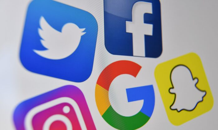 Một bức ảnh cho thấy logo của Facebook, Twitter, Instagram, Google, và Snapchat. (Ảnh: Denis Charlet/Getty Images)