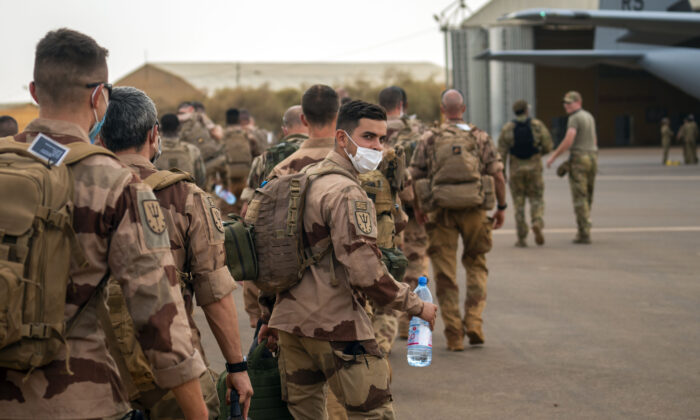 Các binh sĩ lực lượng Barkhane của Pháp đã kết thúc một nhiệm vụ kéo dài 4 tháng tại vùng Sahel lên vận tải cơ C130 của Không quân Hoa Kỳ, rời căn cứ của họ ở Gao, Mali, vào ngày 09/06/2021. (Ảnh: Jerome Delay/AP Photo)