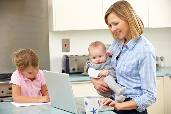 Làm việc từ xa cho phép những người chuyên nghiệp không bỏ lỡ cả việc làm và việc gia đình. (Ảnh: Shutterstock)
