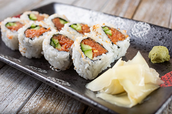 Hình ảnh món sushi cuộn cá ngừ cay. Món sushi cuộn cơm được bọc trong lá rong biển là một sáng tạo của người Mỹ. (Ảnh: Shutterstock)