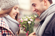 Nhà trị liệu tâm lý người Mỹ Amy Morin đã chia sẻ 7 bí quyết để nâng cao mối liên kết vợ chồng hoặc người yêu. Ảnh minh họa cảnh hẹn hò lãng mạn của đôi tình nhân. (Ảnh: Fotolia)