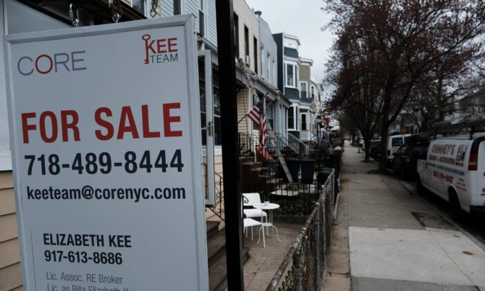 Một ngôi nhà được rao bán ở khu phố Brooklyn với số lượng nhà loại single-family có hạn ở New York vào ngày 31/03/2021. (Ảnh: Spencer Platt/Getty Images)