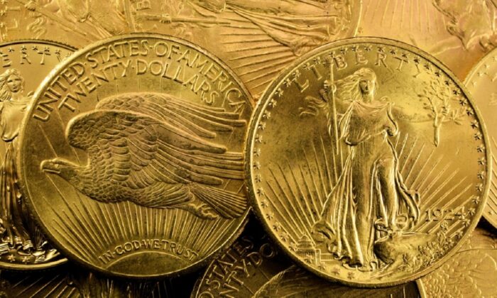 Các đồng xu vàng Double Eagle Gold Liberty mệnh giá 20 USD của Hoa Kỳ, được phát hành vào năm 1924. (Ảnh: Sven Sambunjak/Shutterstock)