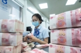 Một nhân viên đếm tiền tại một ngân hàng ở Nam Thông thuộc tỉnh Giang Tô, miền đông Trung Quốc, hôm 13/06/2023. (Ảh: STR/AFP qua Getty Images)