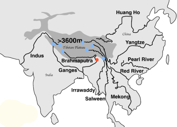 Bản đồ bảy con sông hùng vĩ ở châu Á (mỗi con sông được biểu thị bằng một chấm màu xanh) bắt nguồn từ cao nguyên Tây Tạng. Chấm màu cam xác định khu vực sông Yarlung Tsangpo (thượng nguồn của sông Brahmaputra) chảy vào Ấn Độ ở Arunachal Pradesh. Bản đồ này không có tỷ lệ. (Ảnh: Chỉnh sửa bởi Venus Upadhayaya/The Epoch Times)