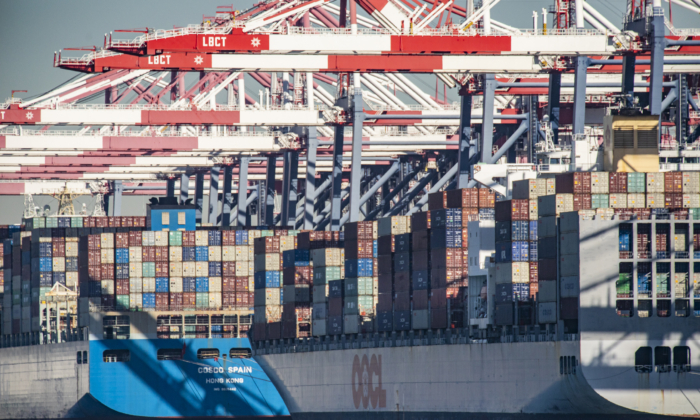 Hàng hóa đang chờ bốc dỡ từ các tàu container ngoài khơi Cảng Long Beach, California, ngày 27/10/2021. (Ảnh: John Fredricks/The Epoch Times)