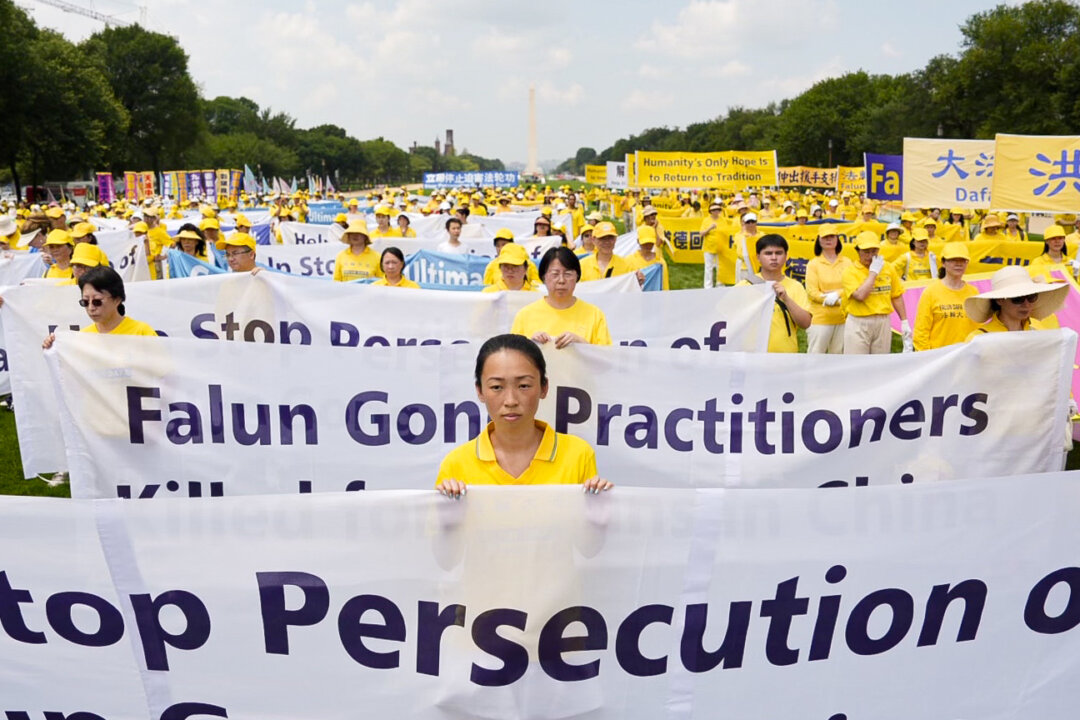 Các học viên Pháp Luân Công kêu gọi chấm dứt cuộc đàn áp nhóm tu luyện này ở Trung Quốc, trong một sự kiện đánh dấu 24 năm kể từ khi cuộc đàn áp bắt đầu, tại Capitol Hill vào ngày 20/07/2023. (Ảnh: Samira Bouaou/The Epoch Times)
