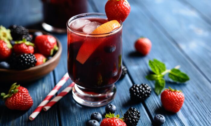 Berry Sangria (rượu vang đỏ ngâm quả mọng) là thức uống lý tưởng cho mùa hè này. (Ảnh: NoirChocolate/Shutterstock)