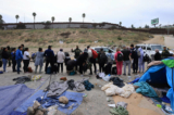 Các nhân viên Tuần tra Biên giới đang giải quyết những người nhập cư bất hợp pháp giữa hàng rào chính và phụ của biên giới Hoa Kỳ-Mexico tại San Diego, California, vào ngày 22/09/2023. (Ảnh: David Swanson/AFP qua Getty Images)