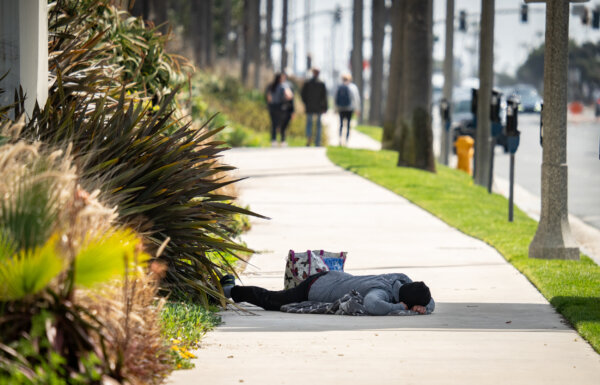 Một người đàn ông vô gia cư ở Huntington Beach, California, vào ngày 17/03/2023. (Ảnh: John Fredricks/The Epoch Times)