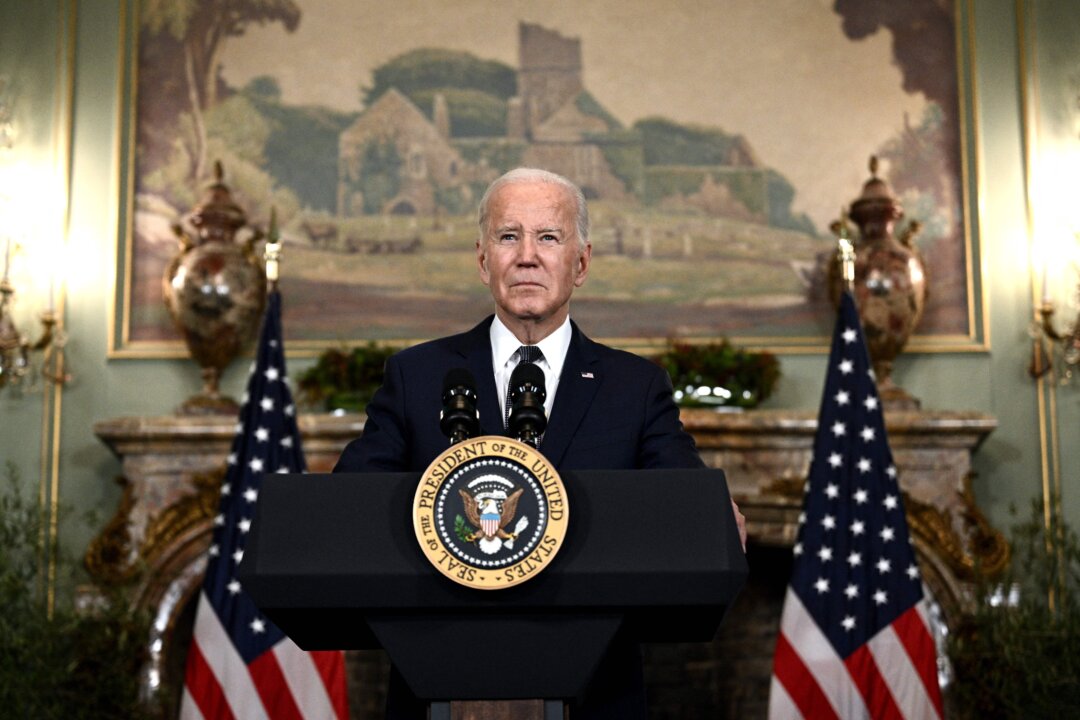 Tổng thống Joe Biden nói tại một cuộc họp báo sau cuộc gặp với lãnh đạo Đảng Cộng sản Trung Quốc Tập Cận Bình trong tuần lễ diễn ra hội nghị thượng đỉnh Các nhà lãnh đạo Diễn đàn Hợp tác Kinh tế Châu Á-Thái Bình Dương (APEC) ở Woodside, California, vào ngày 15/11/2023. (Ảnh: Brendan Smialowski/AFP qua Getty Images)