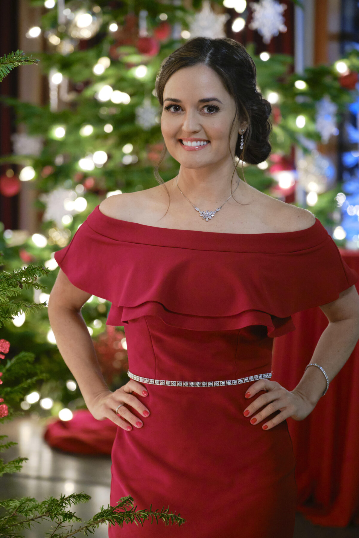Cô McKellar vào vai một người phụ trách chuyên mục tên là Kaleigh trong phim “Christmas She Wrote” (2020). (Ảnh: MovieStillsDB)