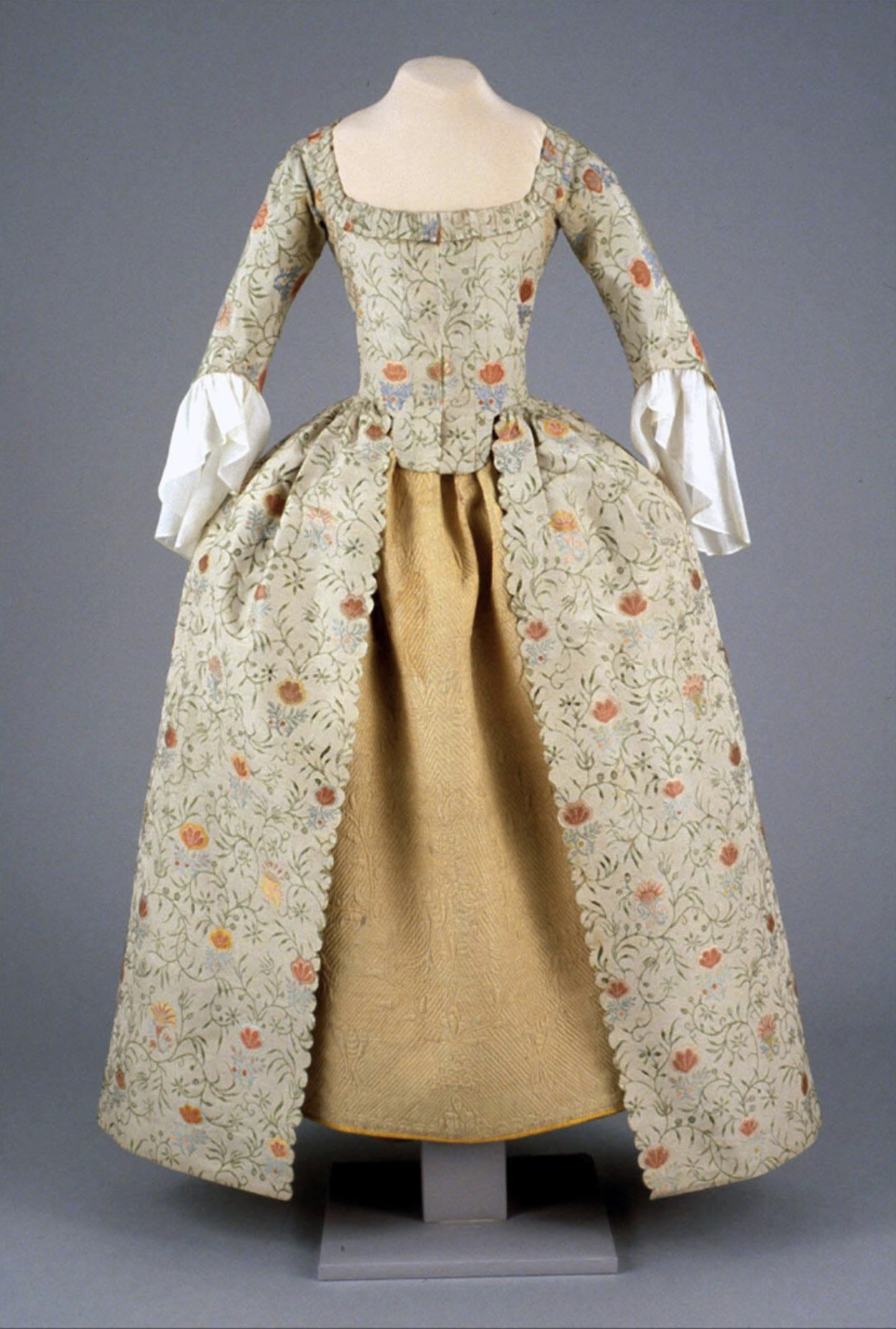 Vải dệt do nhà thiết kế Anna Maria Garthwaite chế tác từ năm 1726–1785, cho chiếc váy được may từ năm 1775 – 1785. Vải lụa “lampas” được dệt thổ cẩm với lụa và vải lanh. Bảo tàng Colonial Williamsburg. (Ảnh: Đăng dưới sự cho phép của Bảo tàng Nghệ thuật Baltimore)