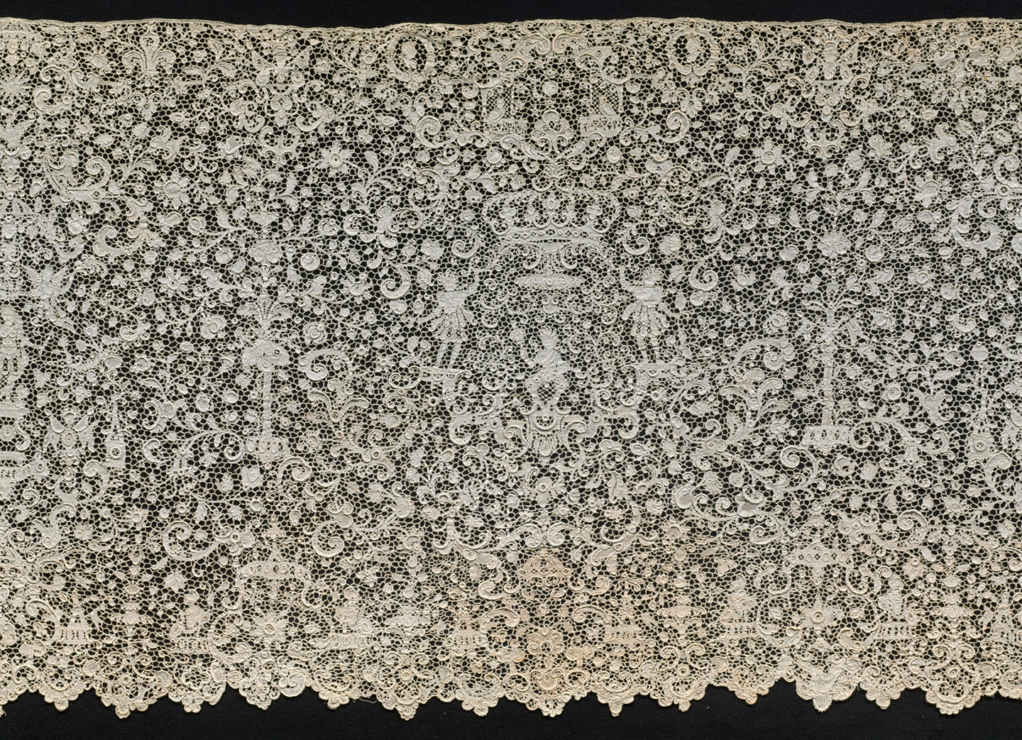 Đồ trang trí bằng vải ren kim Point de France, cuối thế kỷ 17. Vải lanh; kích thước tổng thể 266.7cm x 58.4 cm. (Ảnh: Đăng dưới sự cho phép của Bảo tàng Nghệ thuật Baltimore)