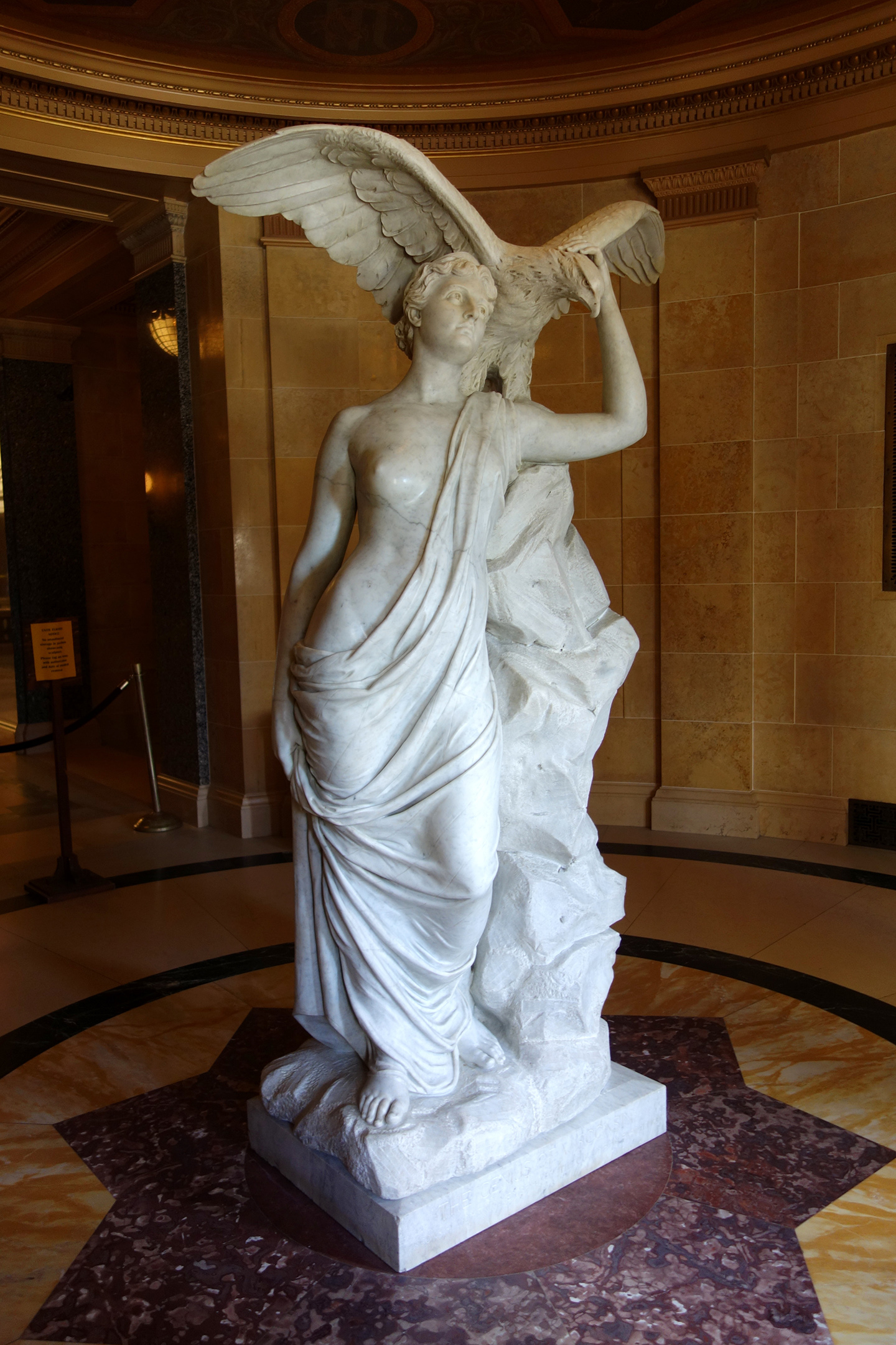 Lần đầu tiên được trưng bày tại Triển lãm Thế giới Colombia năm 1893, bức tượng “Genius of Wisconsin” (Thiên tài ở Wisconsin) của điêu khắc gia Helen Farnsworth Mears, được đặt tại tòa nhà Wisconsin State Capitol ở thành phố Madison, tiểu bang Wisconsin. (Ảnh: Tư liệu công cộng)