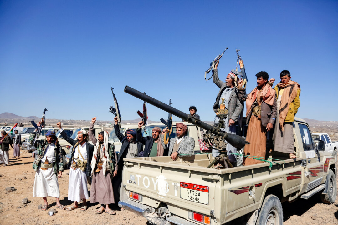 Những phần tử cực đoan và thành viên bộ lạc Houthi tổ chức một cuộc biểu tình phản đối các cuộc tấn công của Hoa Kỳ và Vương quốc Anh vào các địa điểm quân sự do Houthi điều hành gần Sanaa, Yemen, hôm 14/01/2024. (Ảnh: AP Photo)