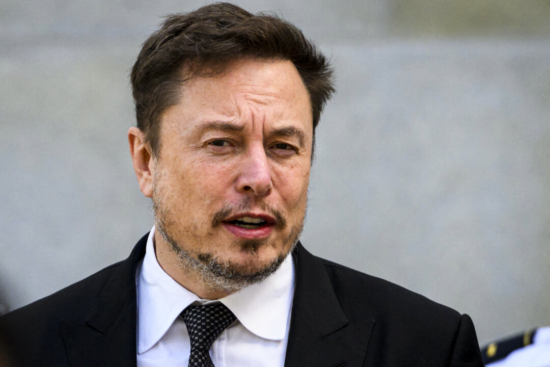 Giám đốc điều hành X Elon Musk rời một Diễn đàn Chuyên sâu về Trí tuệ Nhân tạo của cả hai đảng ở Thượng viện Hoa Kỳ tại Tòa nhà Quốc hội Hoa Kỳ ở Hoa Thịnh Đốn, ngày 13/09/2023. (Ảnh: Mandel Ngan/AFP qua Getty Images)