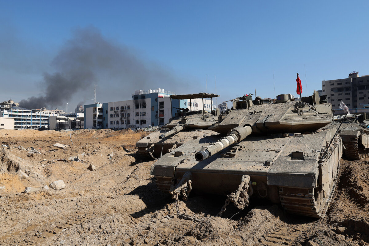 Xe tăng của quân đội Israel bên trong thành phố Gaza hôm 08/02/2024. (Ảnh: Jack Guez/AFP)