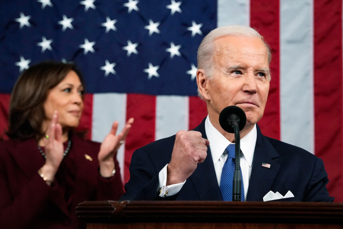 Phó Tổng thống Kamala Harris vỗ tay khi Tổng thống Joe Biden đọc Thông điệp Liên bang tại Phòng Hạ viện của Tòa nhà Quốc hội Hoa Kỳ, vào ngày 07/02/2023. (Ảnh: Jacquelyn Martin/Pool/AFP qua Getty Images)