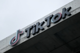 Logo TikTok được hiển thị trên bảng hiệu bên ngoài văn phòng của công ty ứng dụng mạng xã hội này ở Culver City, California, ngày 16/03/2023. (Ảnh: Patrick T. Fallon/AFP qua Getty Images)