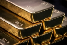 Các thỏi vàng sau khi được kiểm tra và đánh bóng tại công ty chế tác kim loại quý ABC Refinery ở Sydney, ngày 05/08/2020. (Ảnh: David Gray/AFP qua Getty Images)