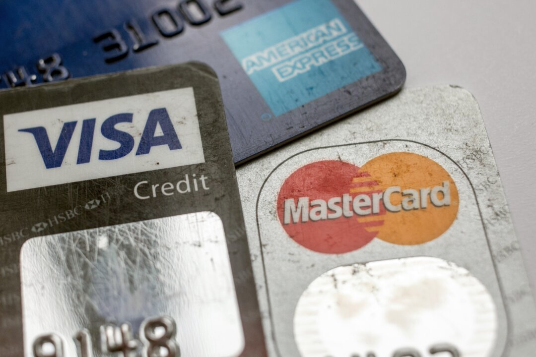 Thẻ ghi nợ tín dụng trong một hình minh họa. (Ảnh: Matt Cardy/Getty Images)