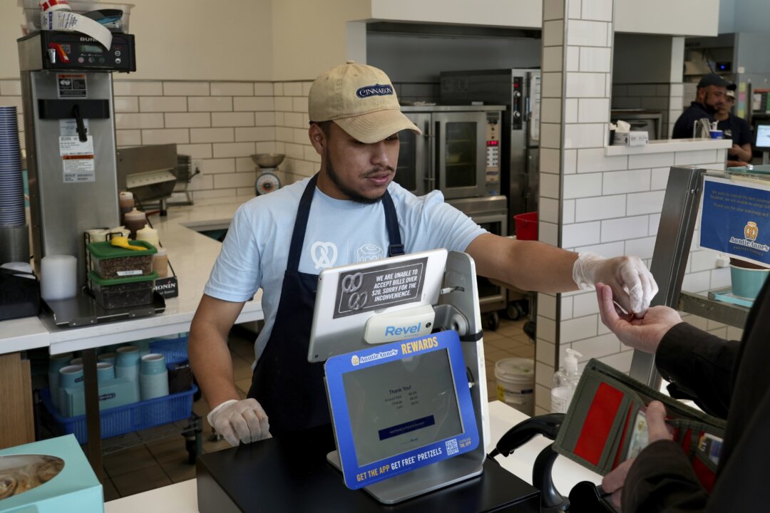 California bắt đầu áp dụng mức lương tối thiểu 20 USD mới cho nhân viên trong lĩnh vực đồ ăn nhanh kể từ đầu tháng Tư
