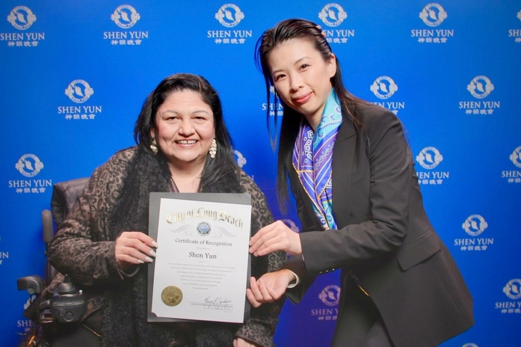 Nữ ủy viên hội đồng California: Shen Yun ‘rất mầu nhiệm, có sức mạnh cải biến’