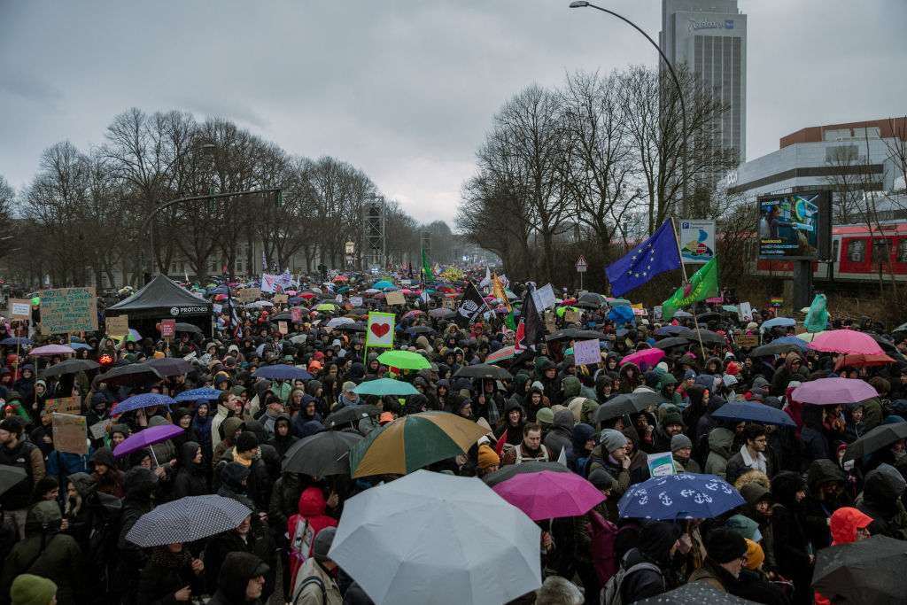 Người dân biểu tình phản đối đảng cánh hữu Giải pháp thay thế cho nước Đức (AfD) ở Hamburg, hôm 25/02/2024. (Ảnh: Hami Roshan/Middle East Images/AFP qua Getty Images)