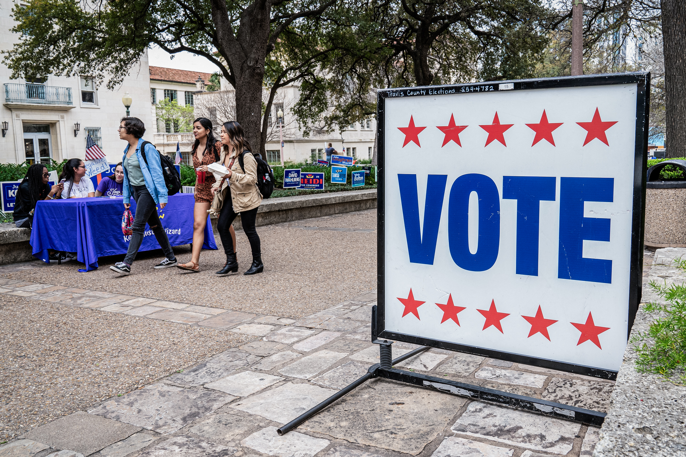 Sinh viên Đại học Texas ở Austin đi bộ trên quảng trường trong cuộc bầu cử sơ bộ tổng thống ở Austin vào ngày 03/03/2020. (Ảnh: Suzanne Cordeiro/AFP qua Getty Images)