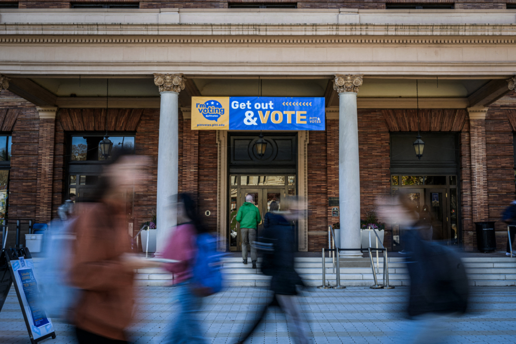 Sinh viên đi ngang qua một địa điểm bỏ phiếu tại Đại học Pittsburgh trong cuộc bầu cử giữa nhiệm kỳ, ở Pittsburgh, Pennsylvania, ngày 08/11/2022. (Ảnh: Angela Weiss/AFP qua Getty Images)
