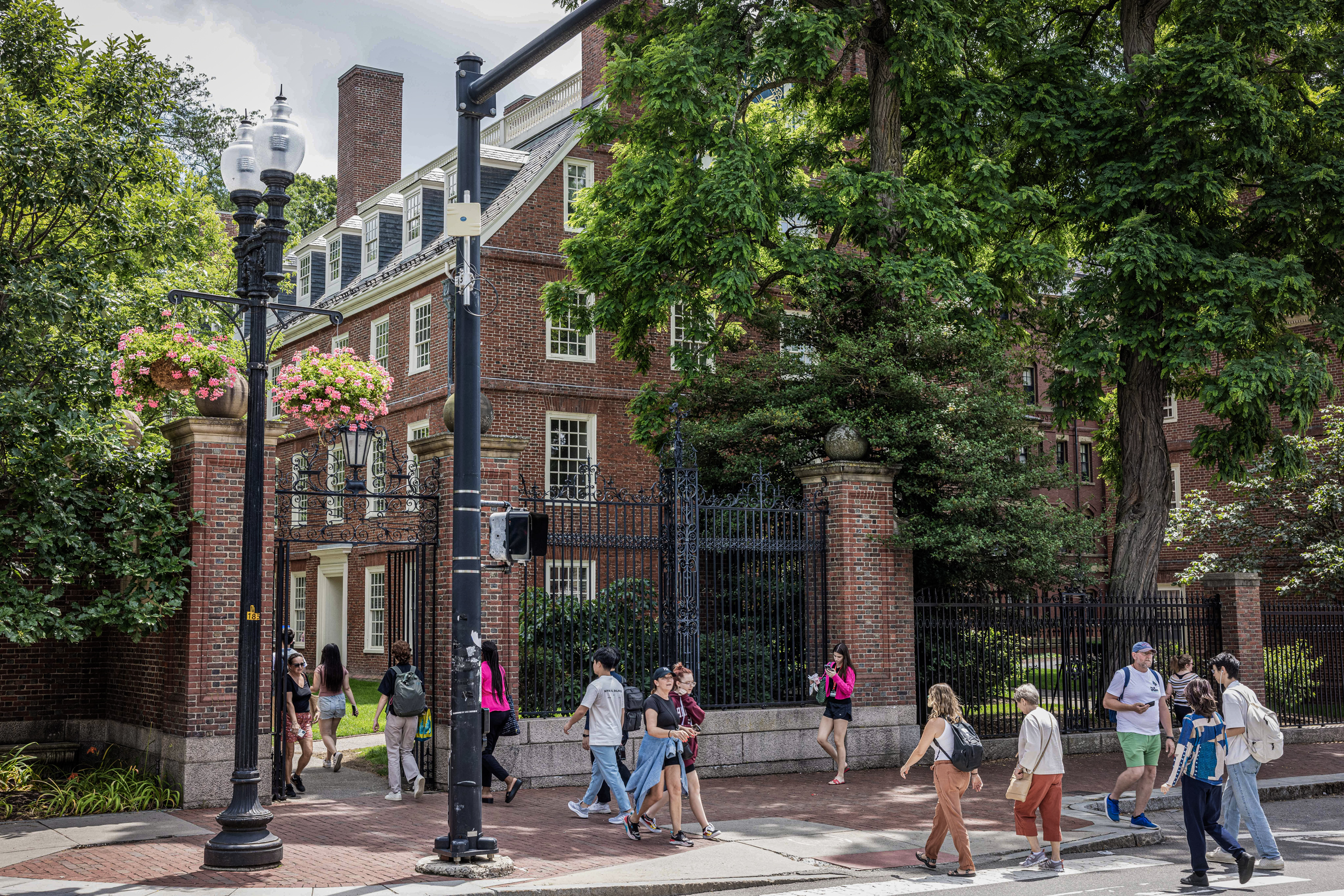 Mọi người bước qua cánh cổng Harvard Yard tại khuôn viên Đại học Harvard ở Cambridge, Massachusetts, vào ngày 29/06/2023. (Ảnh: Scott Eisen/Getty Images)