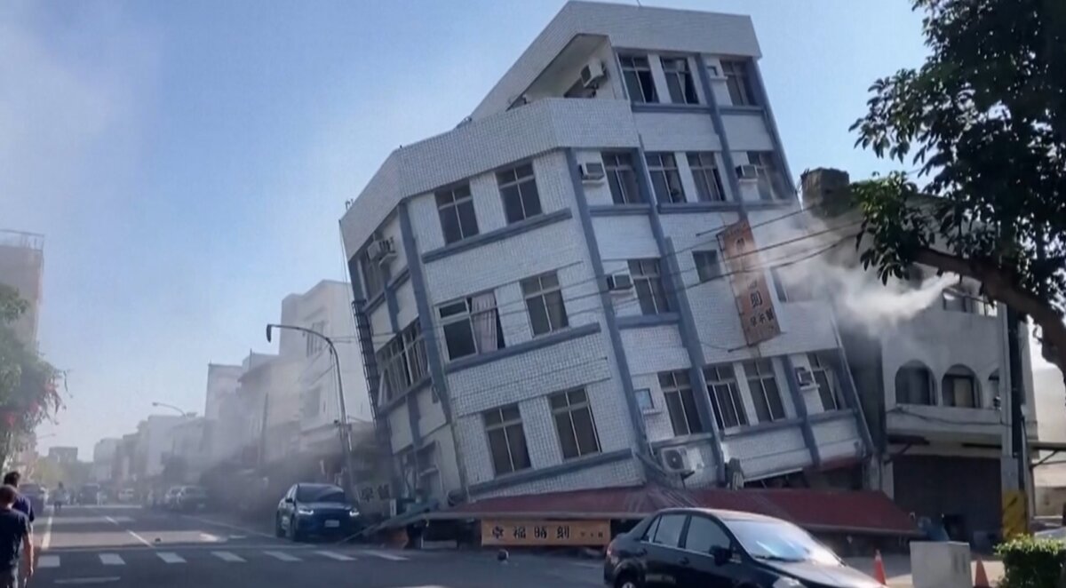 Một tòa nhà bị đổ sập sau trận động đất xảy ra tại thành phố Hoa Liên, Đài Loan, hôm 03/04/2024, trong một ảnh tĩnh lấy từ video. (Ảnh: TVBS qua AP/Ảnh chụp màn hình qua NTD)