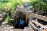 Ông Yinon Shivtiel nhìn ra từ cửa hang, một phần của một nơi ẩn náu rộng lớn dưới lòng đất, ở Huqoq, miền bắc Israel, hôm 01/04/2024. (Ảnh: Ari Rabinovitch/Reuters)