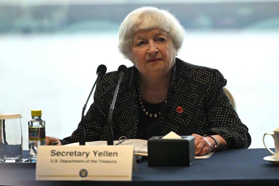 Bộ trưởng Ngân khố Hoa Kỳ Janet Yellen tham dự một hội nghị bàn tròn với các lãnh đạo doanh nghiệp ở thành phố Quảng Châu, miền nam Trung Quốc hôm 05/04/2024. (Ảnh: Pedro Pardo/AFP qua Getty Images)