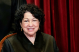 Thẩm phán Sonia Sotomayor trong bức ảnh chụp cùng các Thẩm phán tại Tối cao Pháp viện ở Hoa Thịnh Đốn, vào ngày 23/04/2021. (Ảnh: Erin Schaff/Pool qua Reuters)