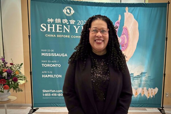 Thành viên Nghị viện cấp tỉnh Andrea Hazell thưởng thức đêm diễn của Shen Yun tại Trung tâm Nghệ thuật Biểu diễn Bốn Mùa ở Toronto hôm 04/04/2024. (Ảnh: Đài truyền hình NTD)