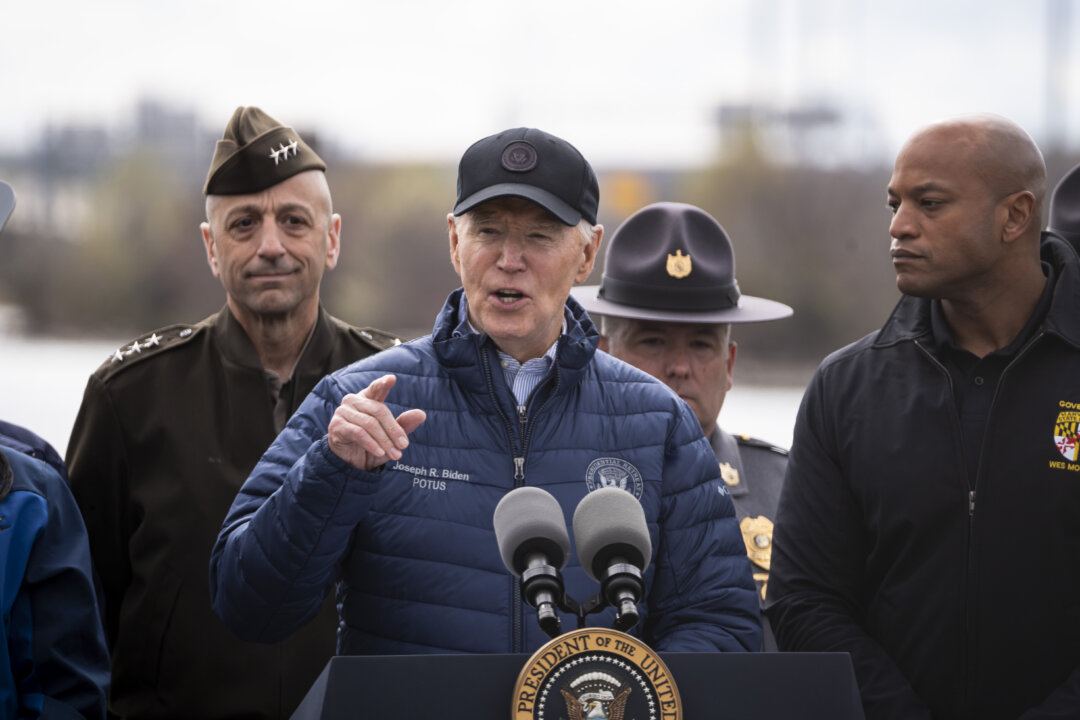 Tổng thống Joe Biden (giữa) nói về việc xây lại cầu Francis Scott Key tại trụ sở chính của Cảnh sát Cơ quan Giao thông Vận tải Maryland ở Baltimore, hôm 05/04/2024. (Ảnh: Madalina Vasiliu/The Epoch Times)