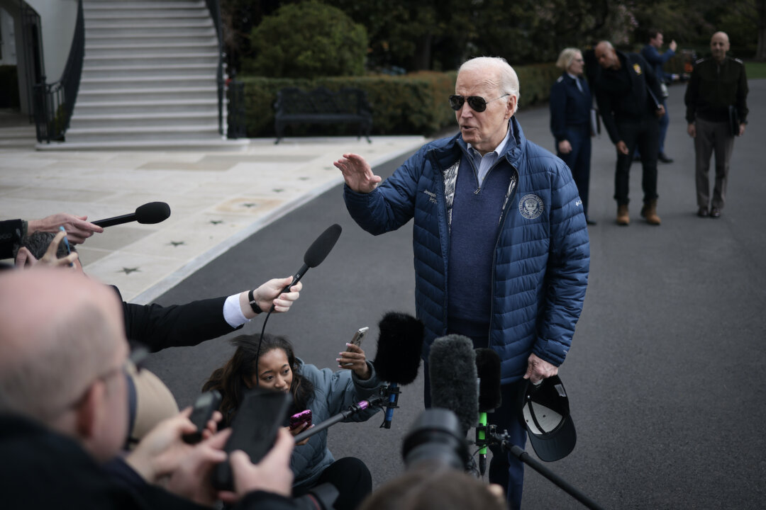 Tổng thống Hoa Kỳ Joe Biden nói khi rời Tòa Bạch Ốc ở Hoa Thịnh Đốn, hôm 05/04/2024. (Ảnh: Win McNamee/Getty Images)