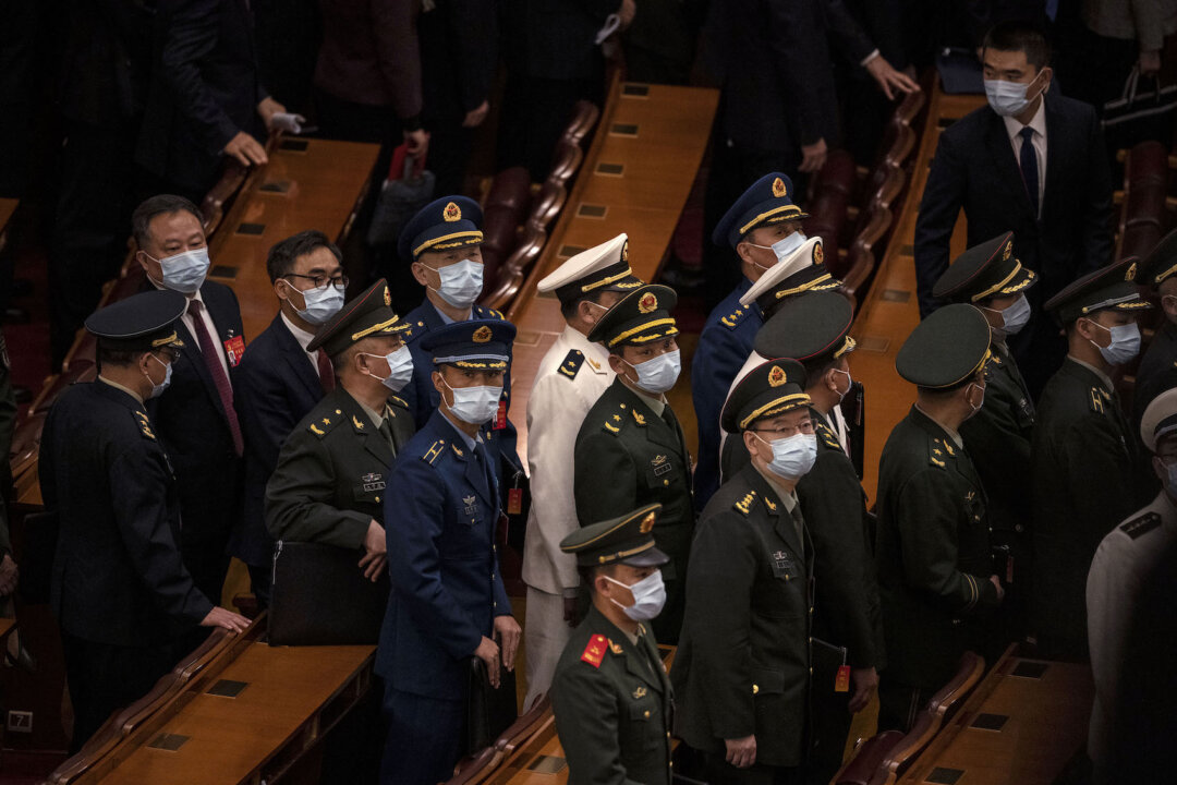 Các đại biểu quân sự Trung Quốc rời phiên bế mạc Đại hội toàn quốc lần thứ 20 của Đảng Cộng sản Trung Quốc tại Bắc Kinh vào ngày 22/10/2022. (Ảnh: Kevin Frayer/Getty Images)