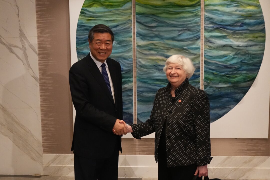 Phó Thủ tướng Trung Quốc Hà Lập Phong (He Lifeng, bên trái) và Bộ trưởng Ngân khố Hoa Kỳ Janet Yellen bắt tay trước buổi tiệc tối làm việc tại Quảng Châu, Trung Quốc, hôm 05/04/2024. (Ảnh: Ken Ishii/Getty Images)