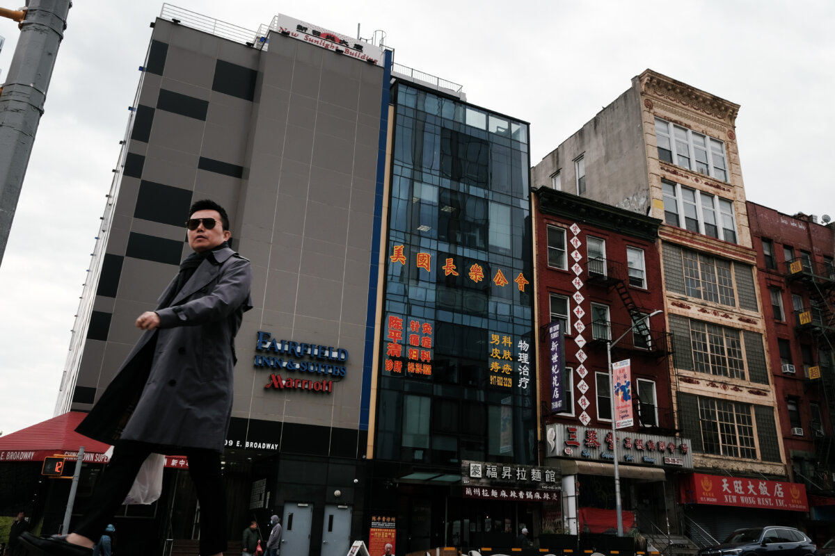 Một người đàn ông đi ngang qua một tòa nhà (ở giữa) bị nghi ngờ được sử dụng làm đồn công an bí mật ở khu Chinatown, nhằm mục đích thay mặt cho chính quyền Trung Quốc áp những người bất đồng chính kiến sống ở Hoa Kỳ, ở khu Lower Manhattan tại New York, ảnh chụp hôm 18/04/2023. (Ảnh: Spencer Platt/Getty Images)
