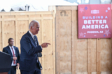 Tổng thống Joe Biden chào đón những người tham dự sau khi trình bày về kế hoạch kinh tế của ông tại Cơ sở Sản xuất Chất bán dẫn TSMC ở Phoenix vào ngày 06/12/2022. (Ảnh: Brendan Smialowski/AFP qua Getty Images)