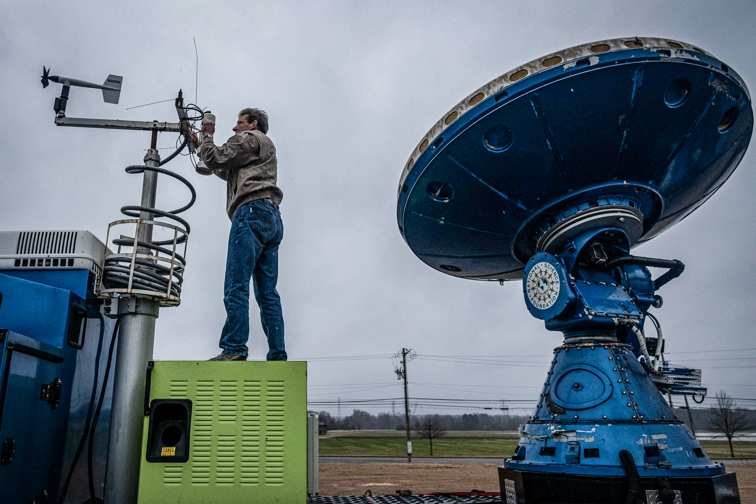 Một thành viên của nhóm thời tiết phá dỡ một trạm thời tiết trên đầu một chiếc xe tải radar đang được trưng bày trong ngày giáo dục của NOAA để tìm hiểu về lốc xoáy, ở Memphis vào ngày 08/02/2023. (Ảnh: Seth Herald/AFP qua Getty Images)