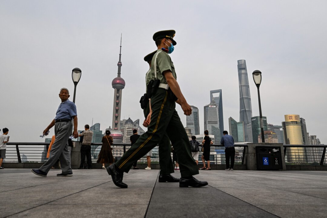 Công an bán quân sự Trung Quốc đi trên Bến Thượng Hải dọc sông Hoàng Phố ở quận Hoàng Phố, Thượng Hải, Trung Quốc, hôm 15/06/2023. (Ảnh: Hector Retamal/AFP qua Getty Images)