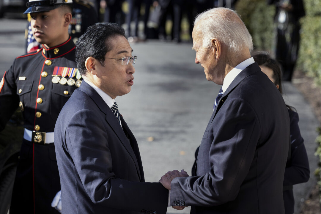 Tổng thống Joe Biden (phải) chào đón Thủ tướng Nhật Bản Fumio Kishida khi ông đến Tòa Bạch Ốc ở Hoa Thịnh Đốn vào ngày 13/01/2023. (Ảnh: Kevin Dietsch/Getty Images)